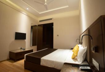 HOTEL RAJHANS ABHINANDAN has rooms with a private hot tub