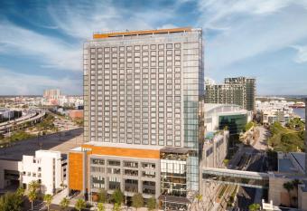 JW Marriott Tampa Water Street has rooms with a private hot tub