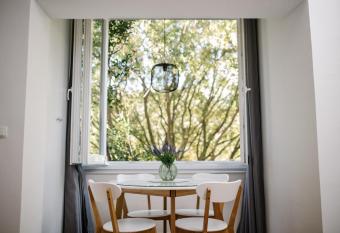 Big Tree Apartment & The Nest Apartment - free Parking allows 18 year olds to book a room