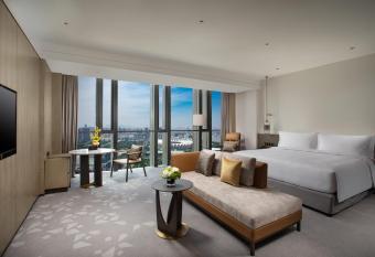 InterContinental Foshan Dongping has rooms with a private hot tub