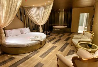 Ruby Rooms Kifisia has Smoking/Balcony rooms