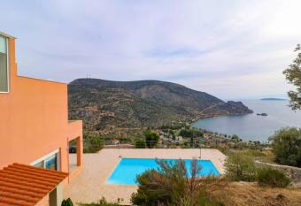 Eagle Nest Villa has Balcony rooms
