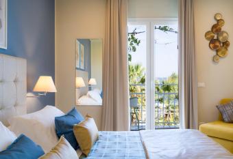 Hotel Rivage Taormina has rooms with a private hot tub