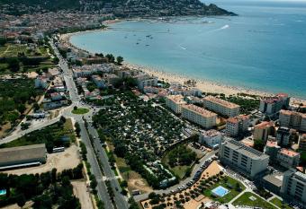 Camping Joncar Mar allows 18 year olds to book a room