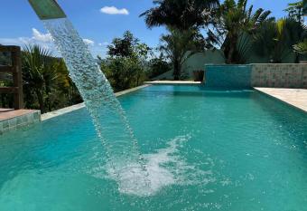 S  TIO MARAVILHOSO EM MAIRIPOR   op    o de 1 quarto para 8 pessoas ou 4 quartos acima de 9 pessoas has Balcony rooms