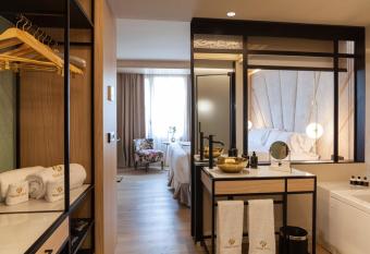 Nivia Born Boutique Hotel has rooms with a private hot tub