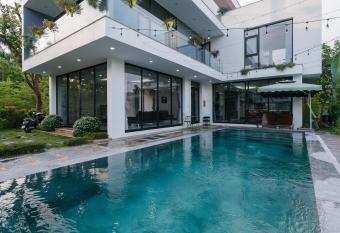 Flamingo Dai Lai Resort - Villa T   Nh  n c   BBQ has rooms with a private hot tub