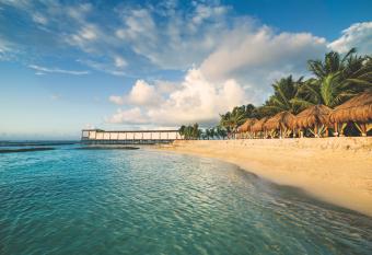 El Dorado Seaside Palms A Spa Resort - All Inclusive has rooms with a private hot tub