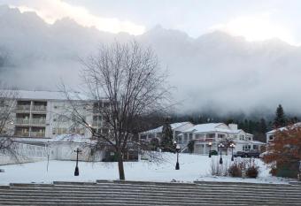 6 guests Jacuzzi Fairmont Hot Springs AC BBQ has rooms with a private hot tub