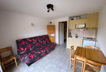 STUDIO 4 Personnes    80m des pistes de ski has Balcony rooms