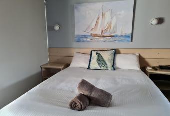 Rockhampton Court Motor Inn allows 18 year olds to book a room