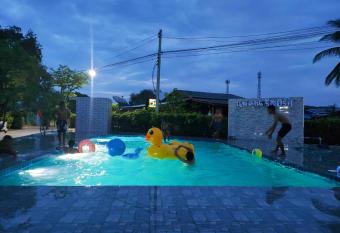 Noppakhun Resort has Balcony rooms