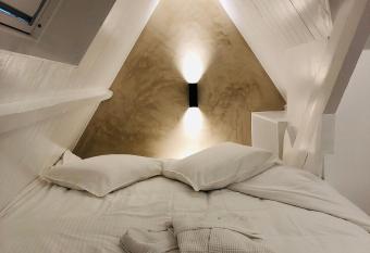 Suites Le Porte-Bonheur has Balcony rooms