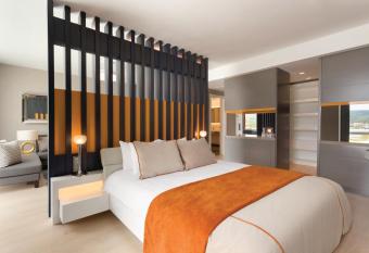 Ramada Hotel & Suites by Wyndham Izmir Kemalpasa has Smoking rooms