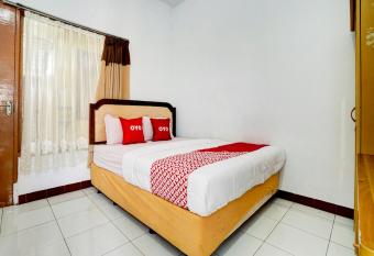 Super OYO 90118 Hotel Diamond Syariah allows 18 year olds to book a room