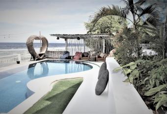 SUITE OCEAN BLUE allows 18 year olds to book a room