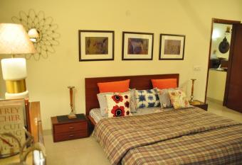 Luxurious Serviced Apt Pari Chowk/ExpoMart/Noida Expressway has Balcony rooms