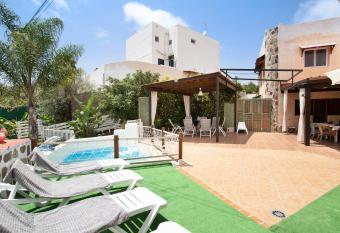 Casa Las Flores has Balcony rooms