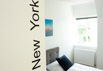 Hotelcity has rooms with a private hot tub