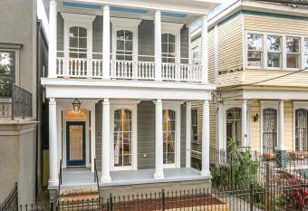 Canal Street Mini Mansion Sleeps 15 has Balcony rooms