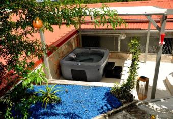 Maison de 2 chambres avec vue sur la ville jacuzzi et jardin amenage a Riviere Salee has Balcony rooms
