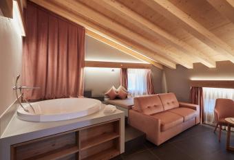 Dimora Degli Dei has rooms with a private hot tub