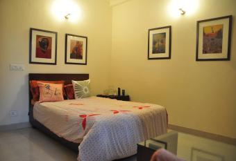 Luxurious Affordable Serviced Apt PariChowk/ExpoMart/Expressway Noida has Balcony rooms