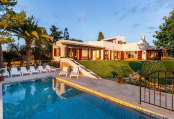 Bon Viure has Balcony rooms