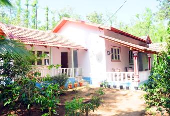 The Pinto Cottage has Balcony rooms