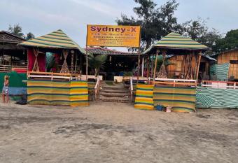 Sydney X Cafe & Beach Huts has Balcony rooms