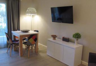 Forest Lagoon Apartamento 6 allows 18 year olds to book a room