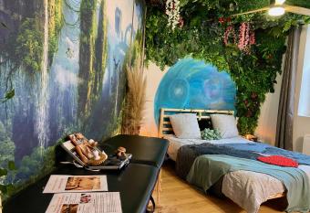 Le monde D avatar avec Balneo et table de massage allows 18 year olds to book a room