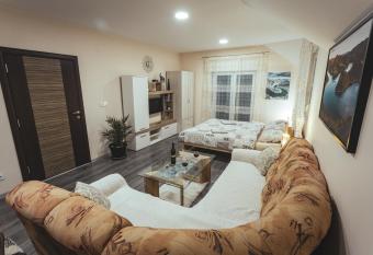 Apartmani Stefan Zlatar allows 18 year olds to book a room