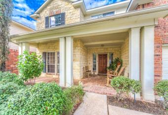 Cozy Home near Houston Medical Center, NRG Stadium and Galleria allows 18 year olds to book a room