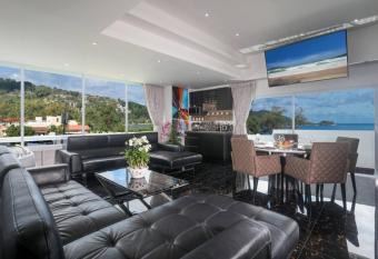 PATONG TOWER EXCELLENCE by PTA 2024 has rooms with a private hot tub