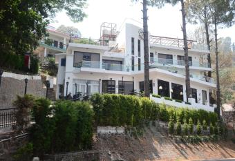 The Golden Sunrise Hotel has Balcony rooms