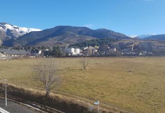 Loft mansard   du train jaune avec vue sur les montagnes allows 18 year olds to book a room