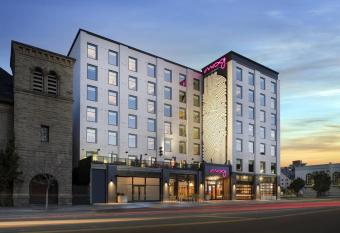 Moxy Oakland Downtown has rooms with a private hot tub