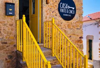 Casa Vinte & Cinco Alojamento Local has Balcony rooms