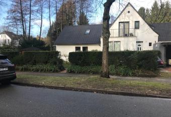 Familienfreundliches Einzelhaus mit 4-5 Schlafzimmern am Stadtwald has Balcony rooms