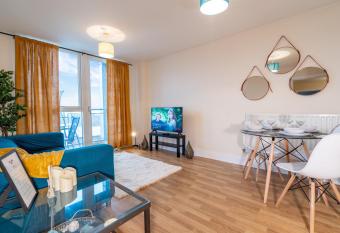 Cosy 2 bedroom apartment by One Choice Stays Serviced Accommodation Birmingham - City Centre - Wifi has Balcony rooms