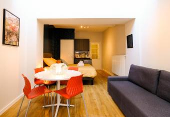 Spacieux Studio Neuf Orl  ans Centre allows 18 year olds to book a room