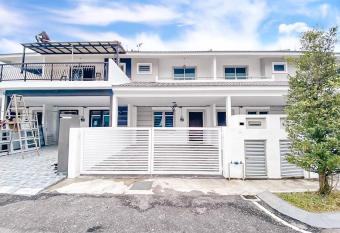 Golden Sweet Home @ Golden Hills (Night Market,       ) has Balcony rooms