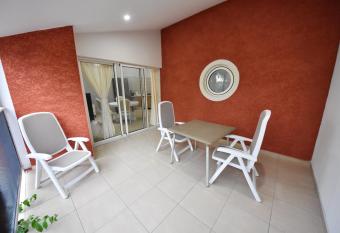 Maison de 2 chambres avec sauna terrasse amenagee et wifi a Sainte Anne a 5 km de la plage has rooms with a private hot tub