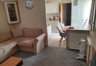 Stunning 3-Bed Caravan in Clacton-on-Sea has Balcony rooms