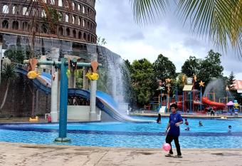 Melaka BY LG Water Themepark & Resort Melaka By GGM has rooms with a private hot tub