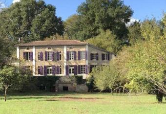 Les Volets Violets allows 18 year olds to book a room