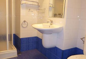 Pensi  n Romero allows 18 year olds to book a room