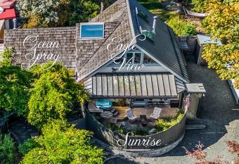 Manna House has rooms with a private hot tub