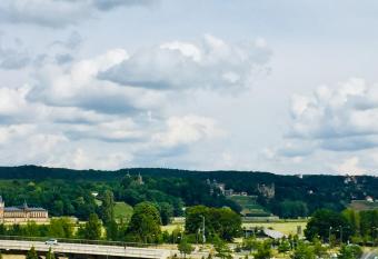 Panoramablick auf Elbe und Schl  sser allows 18 year olds to book a room